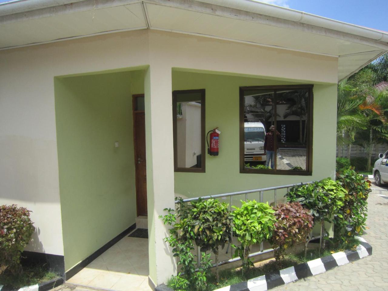 Jakicha Motel Dar es Salaam Exteriör bild